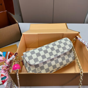 LV Damier Pochette
