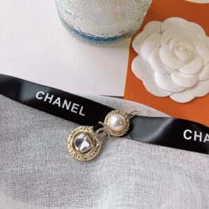 CHANEL Round Pearl Hair Clip #F032